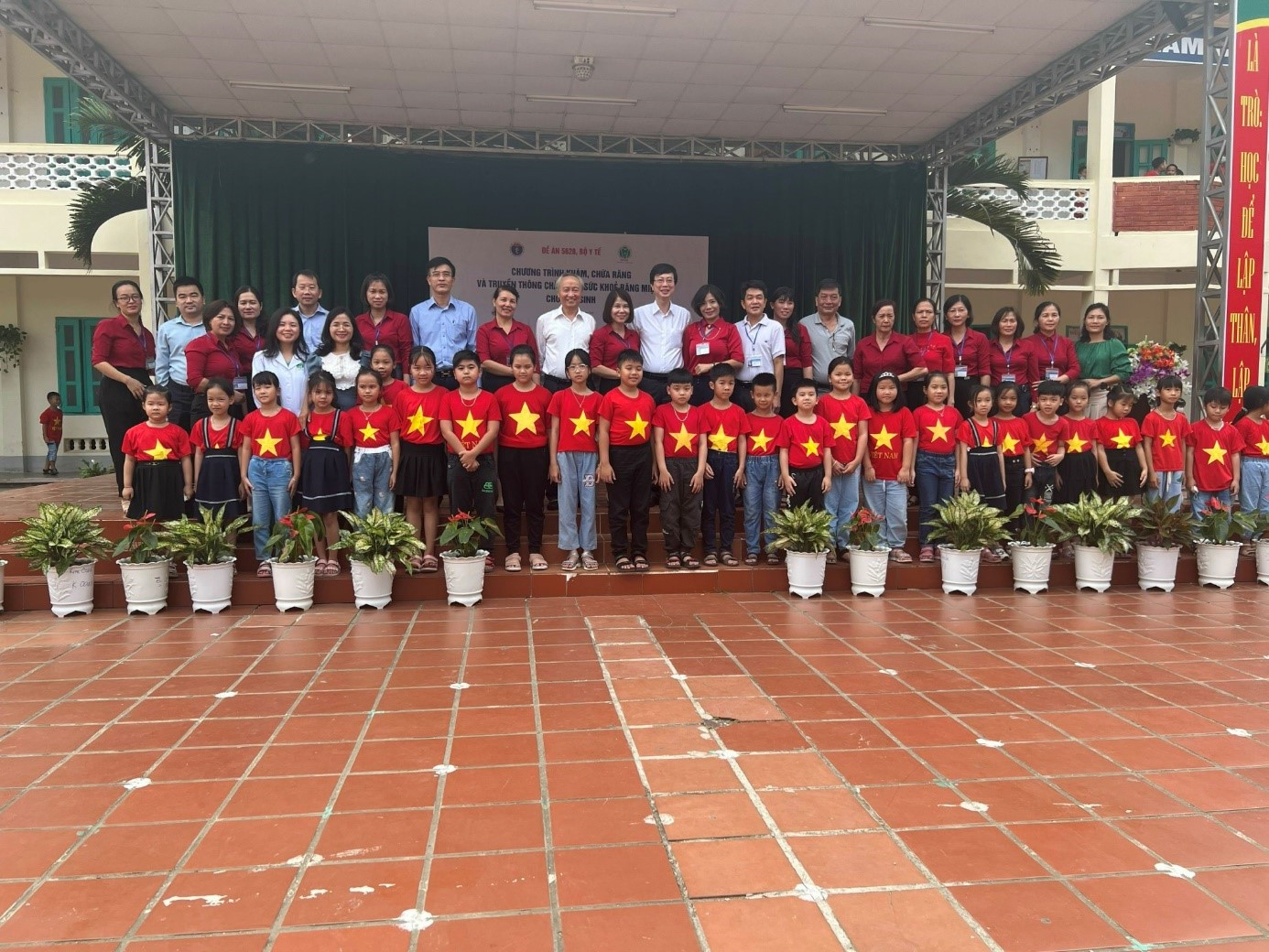 Đoàn Giám sát chụp ảnh lưu niệm cùng các thầy,cô giáo và các em học sinh
